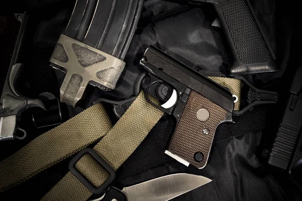 Pistola escondida pequena, Mini arma compacta para mulher em fundo preto, Close-up de uma arma armas e equipamentos militares para o exército . — Fotografia de Stock