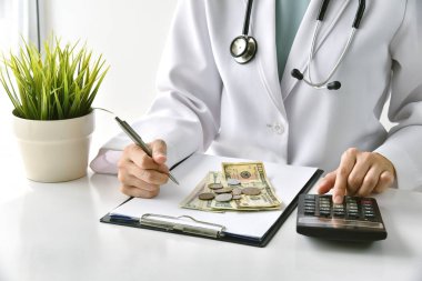Sağlık ücreti, Sağlık sigortası, Doktor ilaç notu yazma ve hastanede muayene ücretleri hesaplamak, Sağlık hizmetleri için para tasarrufu.