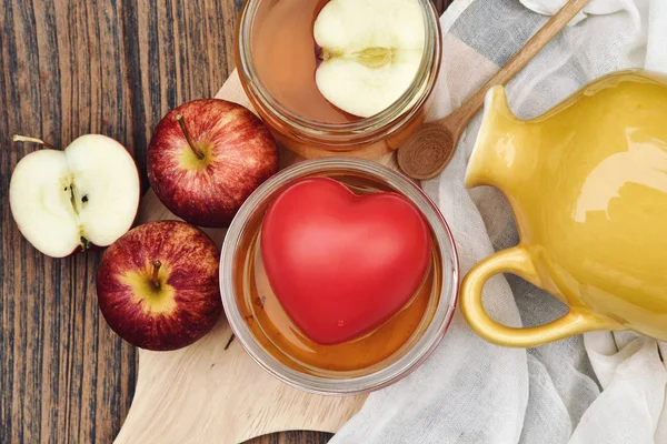 Tè Kombucha e cuore rosso, Scoby e bevanda di mela fermentata, Probiotici fonte di cibo per migliorare il buon sistema di digestione, Superfood sano . — Foto Stock