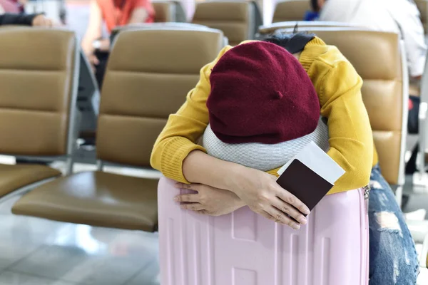 Reiziger slapen in de wachtruimte Lounge Airport Terminal, passagier moe voor vertraagde boarding Flight, reizen en vervoer concept. — Stockfoto