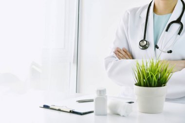 Profesyonel sağlık hizmeti sağlayıcı personel, Doktor hastane veya klinikte katlanmış kollar ile emin tanı ifade, Sağlık ve copyspace ile tıbbi kavram.