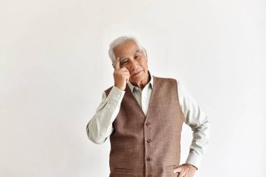 Düşünme jest ile kafa karıştırıcı ve unutkan yaşlı Asya adam, Alzheimer hastalığı, eski emeklinin demans bilişsel beyin sorunu, Kıdemli Sağlık konsepti.