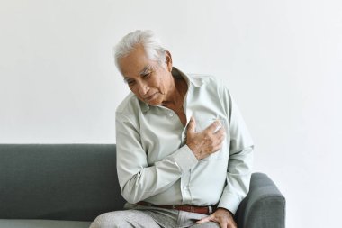 Yaşlı adamda kalp krizi hastalığı sorunu, Göğüs jesti ile el ile yaşlı asya adam, Kıdemli sağlık sigortası kavramı.