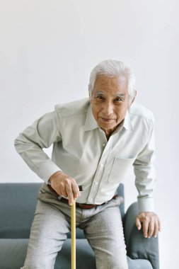 Devre dışı ve yaralanma üst düzey asya adam baston yürüyüş ile ayağa kalkmaya çalışın, Yaşlı adam diz ağrısı ve eklem hastalığı, Yaşlı sağlık sorunları kavramı.