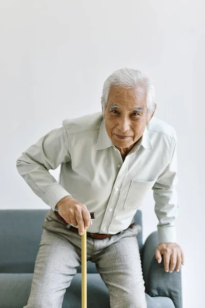 高齢者の歩行サトイ、膝痛や関節疾患で立ち上がろうとする高齢者の健康問題概念. — ストック写真