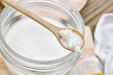 Kefir süt, yakın kadar kefir taneleri, tutan el sağlıklı gıda, probiyotik fermente beslenme içecek iyi bir denge sindirim sistemi için.