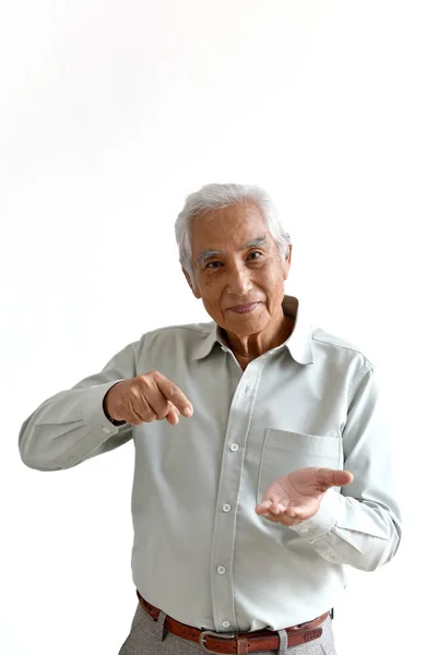 アジアの高齢者老人、白い背景に手を指すジェスチャーで自信と笑顔の高齢者、広告製品の手モックアップ、ハッピーリタイア市民コンセプト. — ストック写真