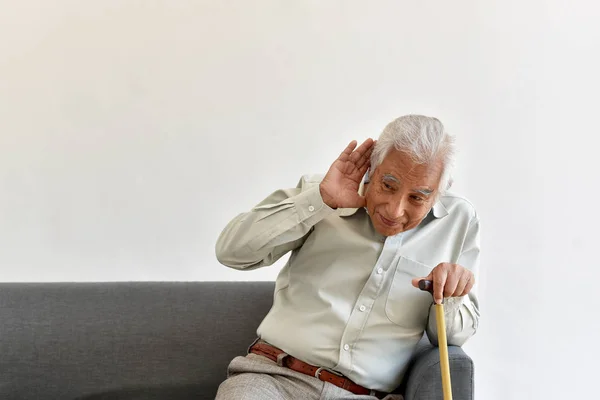 難聴問題、耳に手を持つアジアの老人が耳を傾けようとするジェスチャー、聴覚能力の高齢化高齢者の低下、高齢者の健康問題概念. — ストック写真