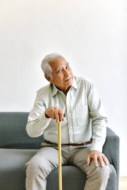 Düşünme jest ile kafa karıştırıcı ve unutkan yaşlı Asya adam, Alzheimer hastalığı, eski emeklinin demans bilişsel beyin sorunu, Kıdemli Sağlık konsepti.