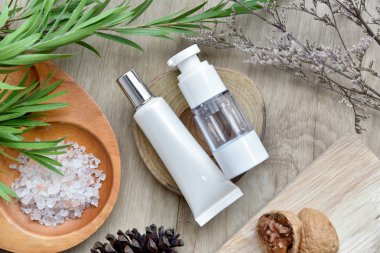 Yeşil bitkisel yapraklarla paketlenmiş kozmetik şişe kapları, organik markalaştırma için boş etiket, doğal cilt bakımı ürün konsepti.