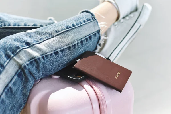 Reiziger wachten op vlucht check-in op de luchthaven, passagier rusten haar voeten op koffer in afwachting Transfer Terminal, vertraagde vlucht. — Stockfoto