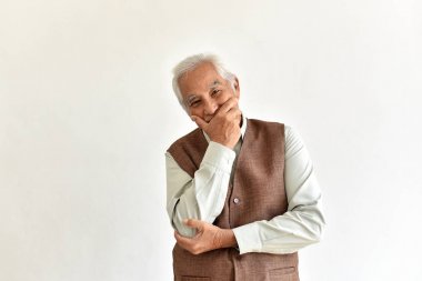 Düşünme jest ile kafa karıştırıcı ve unutkan yaşlı Asya adam, Alzheimer hastalığı, eski emeklinin demans bilişsel beyin sorunu, Kıdemli Sağlık konsepti.