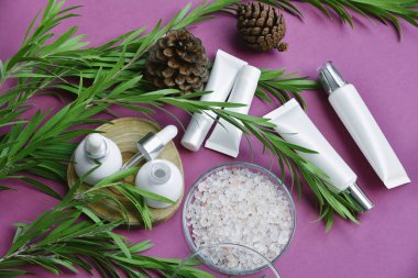 Yeşil bitkisel yapraklarla paketlenmiş kozmetik şişe kapları, organik markalaştırma için boş etiket, doğal cilt bakımı ürün konsepti.