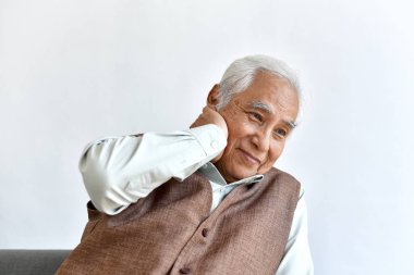 Düşünme jest ile kafa karıştırıcı ve unutkan yaşlı Asya adam, Alzheimer hastalığı, eski emeklinin demans bilişsel beyin sorunu, Kıdemli Sağlık konsepti.