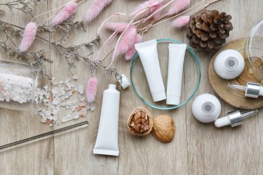 Kış mevsimsel teması ile Kozmetik şişe kapları paketleme, organik marka mock-up için boş etiket, doğal cilt bakımı Güzellik ürün kavramı.