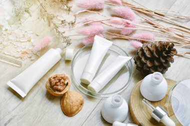 Kış mevsimsel teması ile Kozmetik şişe kapları paketleme, organik marka mock-up için boş etiket, doğal cilt bakımı Güzellik ürün kavramı.
