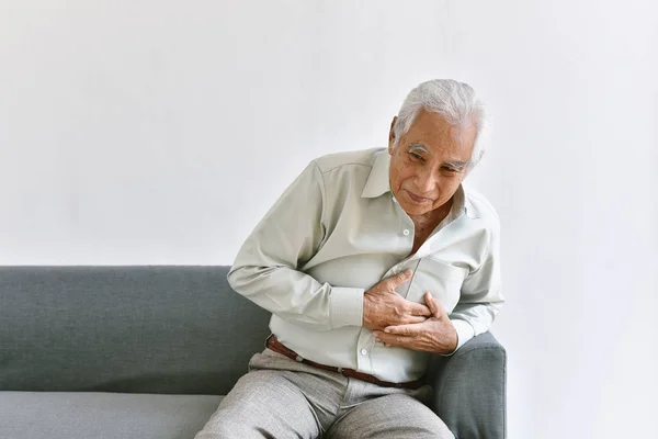 Hjärtinfarkt sjukdom problem i Old man, äldre asiatisk man med hand på bröstet gest, Senior sjukförsäkring Concept. — Stockfoto