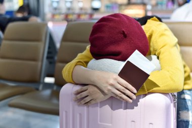 Yolcu bekleyen ve alan lounge havaalanı terminalinde uyku, Yolcu gecikmeli biniş uçuş, Seyahat ve ulaşım konsepti için yorgun.
