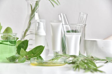 Doğal Cilt Bakımı güzellik ürünleri, doğal organik botanik çıkarma ve bilimsel Züccaciye Mağazaları, marka mock-up kozmetik kapsayıcısı boş etiket. 
