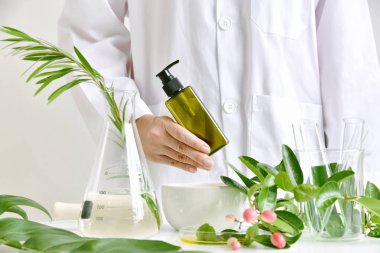 Doğal Cilt Bakımı güzellik ürünleri, doğal organik botanik çıkarma ve bilimsel Züccaciye Mağazaları, marka mock-up kozmetik kapsayıcısı boş etiket. 