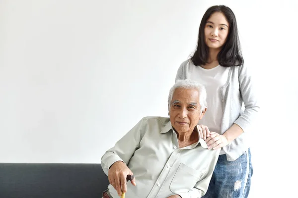 Asiatische Senior Vater und erwachsene Tochter, Pflege alter Eltern, glückliche Familienbeziehung, Altenpflege, glücklicher Ruhestand Konzept. — Stockfoto