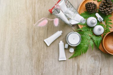 Alışveriş sepeti Kozmetik şişe konteyner, Güzellik ürün ve makyaj online satış promosyon marka mockup için boş etiket şişesi ile, özel gün hediye için Cilt Bakımı.