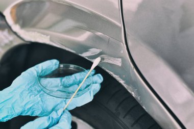 Olay yeri incelemesi, Adli polis araba kazasında, Araç cinayetsuç delil toplamak.