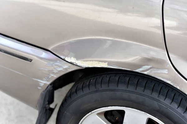 Acidente de carro, Pintura arranhões na roda traseira, Seguro reivindicação acidental. — Fotografia de Stock