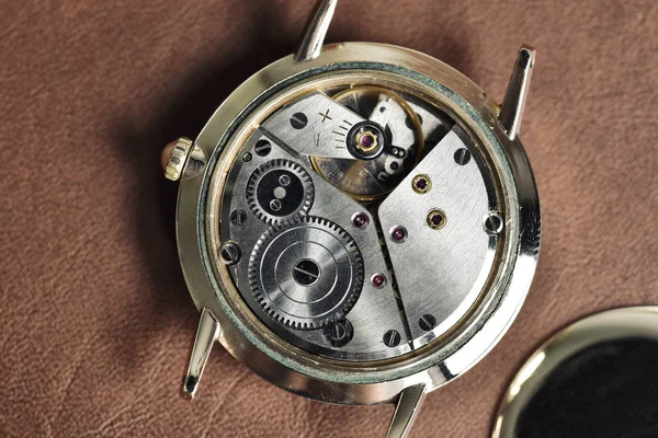 Meccanismo classico orologio d'epoca, Un paio di orologi meccanici, Movimenti di orologi da polso da vicino . — Foto Stock