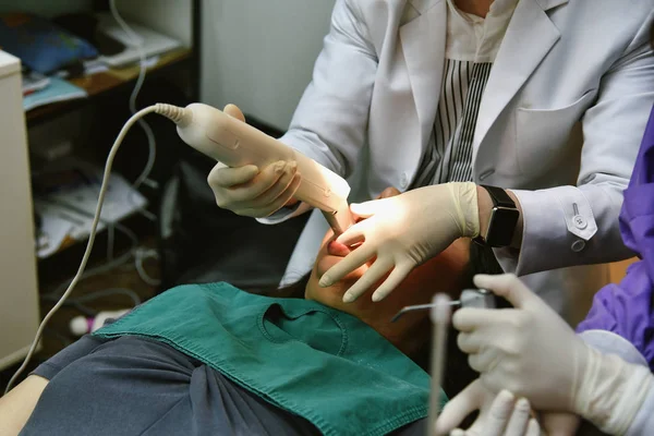 Οδοντιατρική τεχνολογία, οδοντίατρος χρησιμοποιώντας μια ενδοστοματική συσκευή σαρωτή για να σχηματίσουν 3D ψηφιακή χύτευση δοντιών, οδοντιατρική τεχνική εντύπωση. — Φωτογραφία Αρχείου