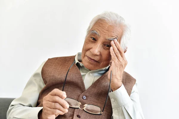 高齢者の視力低下問題,高齢者の眼疾患年齢,アジアの高齢者の男性は、高血圧頭痛やぼやけた視力を持っています,シニア医療保険の概念. — ストック写真