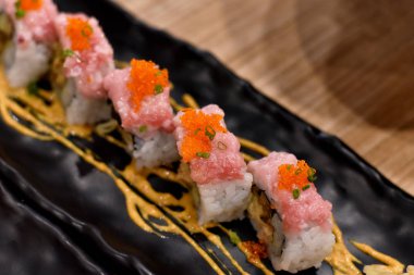 Geleneksel Japon yemeği, lezzetli taze maguro ton balıklı pirinç üstü tobiko balığı yumurtalı nigiri suşi, sağlıklı çiğ diyet yemeği..