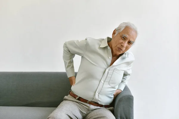 Problemi di mal di schiena, vecchio anziano sostegno mano nella parte bassa della schiena, Invecchiamento sintomo di malattia di salute nelle persone anziane, concetto di assicurazione sanitaria . — Foto Stock