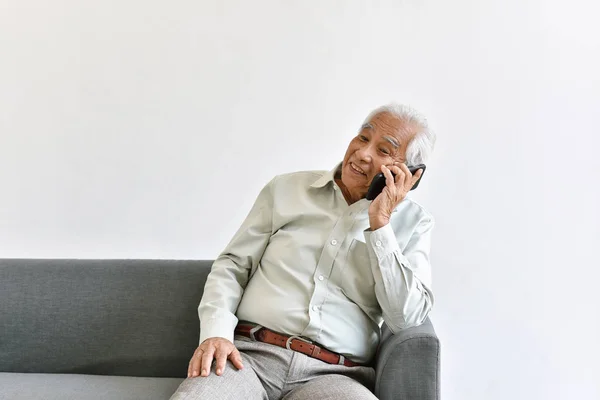 Vecchio anziano asiatico telefonare ai loro figli, Nonno solitario che parla con la famiglia su smartphone a casa, Vecchio genitore anziano è stato abbandonato dalla famiglia . — Foto Stock