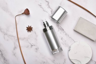 Mermer arka planda kozmetik şişe kapları, markalaştırma için boş etiket paketi, doğal organik güzellik ürünü konsepti, saflaştırılmış botanik cilt bakımı ve gelişimi.