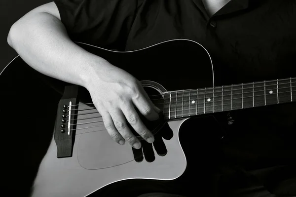 음악가 스튜디오에서 어쿠스틱 기타를 연주하는 — 스톡 사진
