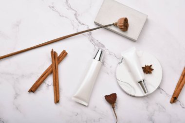 Mermer arka planda kozmetik şişe kapları, markalaştırma için boş etiket paketi, doğal organik güzellik ürünü konsepti, saflaştırılmış botanik cilt bakımı ve gelişimi.