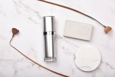 Mermer arka planda kozmetik şişe kapları, markalaştırma için boş etiket paketi, doğal organik güzellik ürünü konsepti, saflaştırılmış botanik cilt bakımı ve gelişimi.