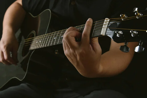 Müzik Stüdyosunda Akustik Gitar Çalan Profesyonel Bir Müzisyen — Stok fotoğraf