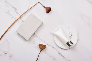 Mermer arka planda kozmetik şişe kapları, markalaştırma için boş etiket paketi, doğal organik güzellik ürünü konsepti, saflaştırılmış botanik cilt bakımı ve gelişimi.