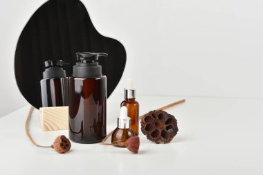 Ayna yansıması olan kozmetik şişe kapları, markalaşma için boş etiket paketi, doğal organik güzellik ürünü konsepti, saflaştırılmış botanik cilt bakımı ve gelişimi.