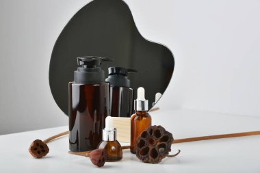 Ayna yansıması olan kozmetik şişe kapları, markalaşma için boş etiket paketi, doğal organik güzellik ürünü konsepti, saflaştırılmış botanik cilt bakımı ve gelişimi.