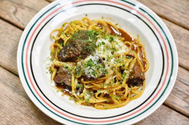 Sığır etli spagetti, ev yapımı makarna ve yavaş pişirilmiş dana güveç restoranda en sevdiği İtalyan yemeği..