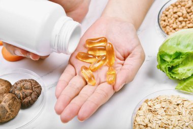 Vitamin beslenme hapları, organik taze meyve, kepekli tahıl gevreği ve sebze, sağlıklı güzellik diyeti....