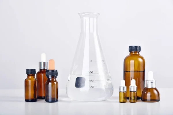 Grupa Naukowych Wyrobów Szklanych Laboratoryjnych Butelek Lekarskich Przejrzystego Roztworu Płynnego — Zdjęcie stockowe