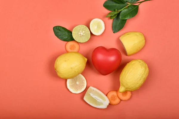 有新鲜水果和蔬菜的心脏模型 健康饮食 维生素和矿物质补充剂 营养食品作为健康处方 — 图库照片