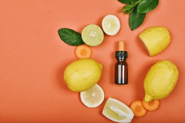 Taze limon dilimli kozmetik şişe kapları, markalaşma için boş etiket, doğal C vitamini ürün konsepti..