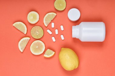 C vitamini beslenme hapları, organik taze meyve ve sebzelerden alınan doğal ilaçlar, sağlıklı güzellik diyeti..