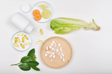 Vitamin beslenme hapları, organik taze meyve, kepekli tahıl gevreği ve sebze, sağlıklı güzellik diyeti....