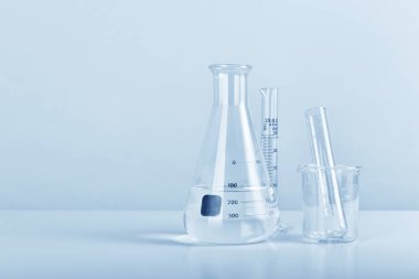 Açık sıvı çözeltisi, Bilim araştırma ve geliştirme kavramına sahip bir grup bilimsel laboratuar cam..